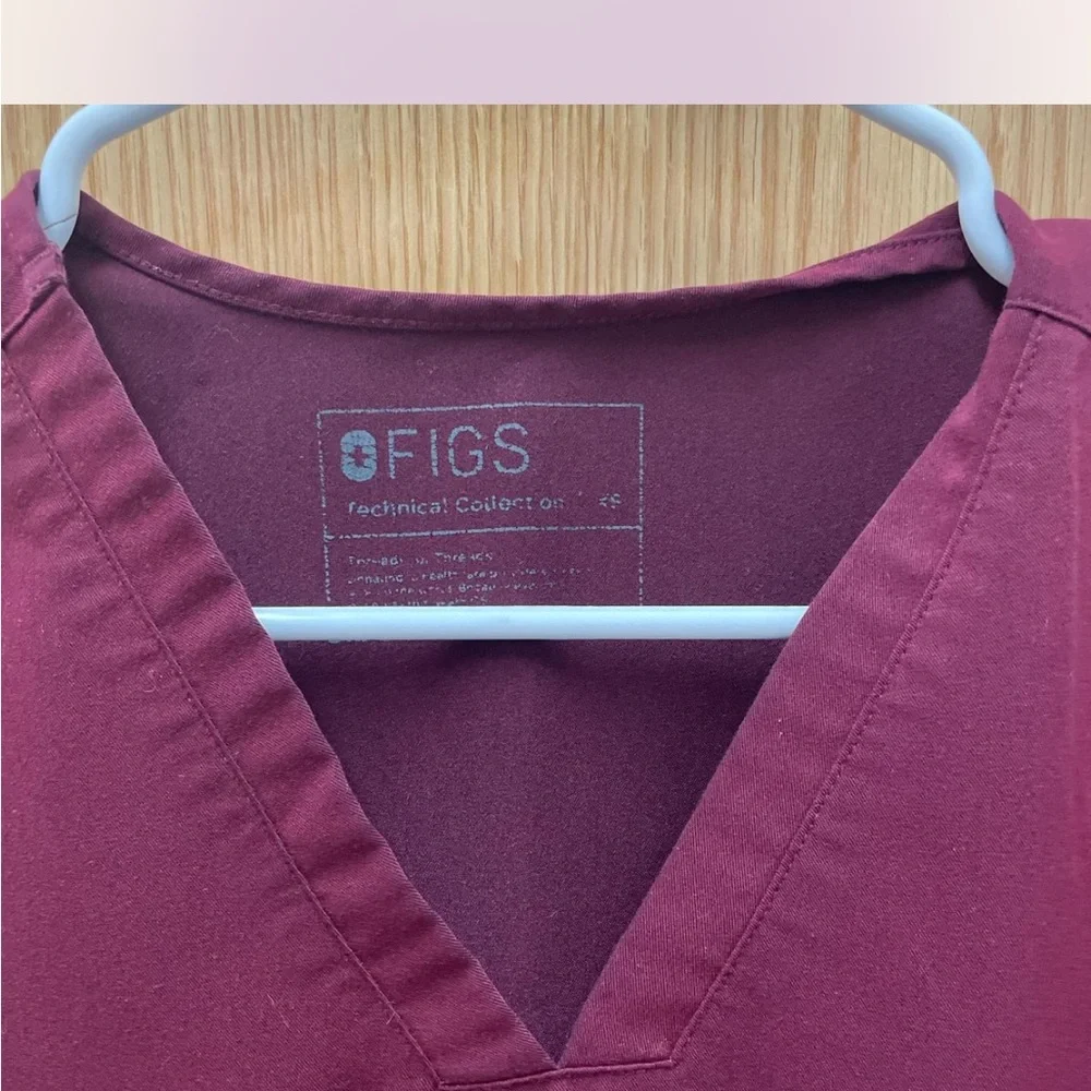 Figs Women's Casma Three-Pocket Scrub Top in Deep Burgundy.‎ XS-P - Picture 2 of 5